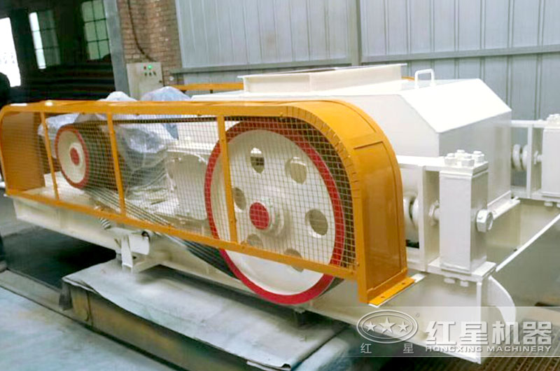 對(duì)輥式破碎機(jī)車(chē)間實(shí)拍圖
